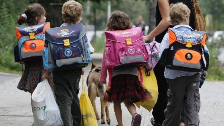 Специална хартия, шкафчета... Ще олекнат ли раниците?