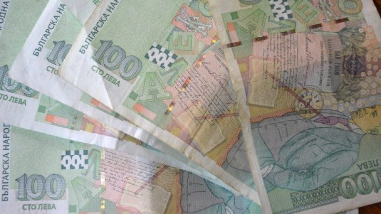 Пусни 13 бона през балкона и бързо вътре: Стрелят!