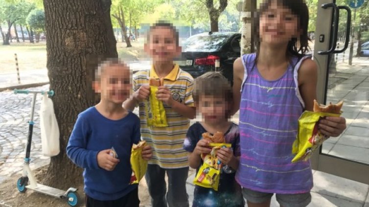 Четирите деца на Боряна: Усмихнати, със стих на уста, макар и на улицата!