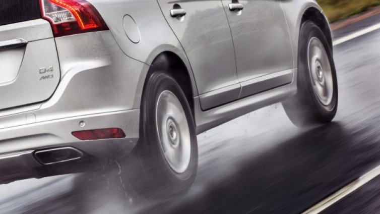 Вода на пътя: Как да избегнем аквапланинга?