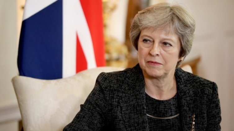 Мей мачка министри за Brexit-а. Искат й "План В"