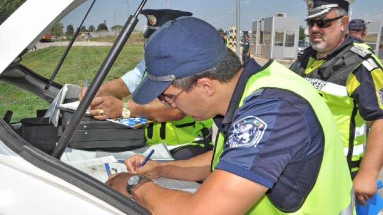 През почивните дни: КАТ дебне, отне близо 200 книжки