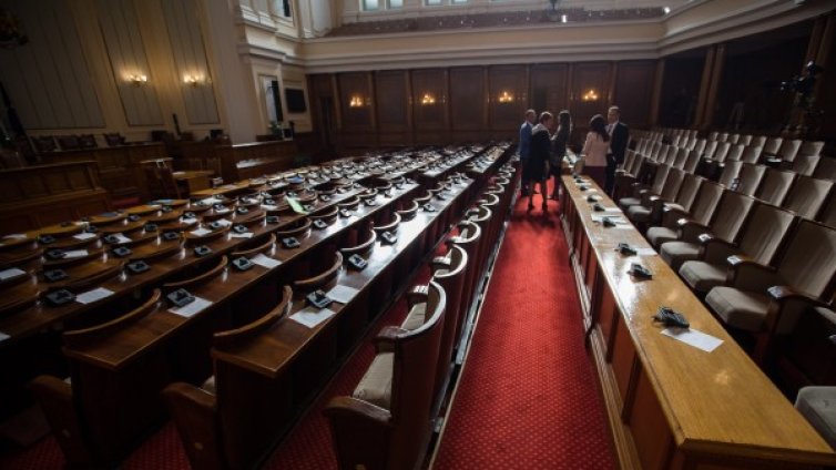 Депутатският неработен четвъртък: ГЕРБ ги домързяло, БСП-то &ndash; оредяло...