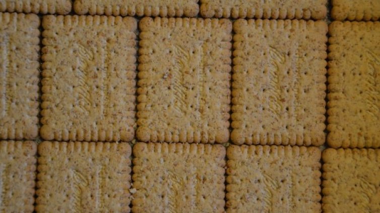 Сигнал: Бисквити с изтекъл срок на годност в училища!