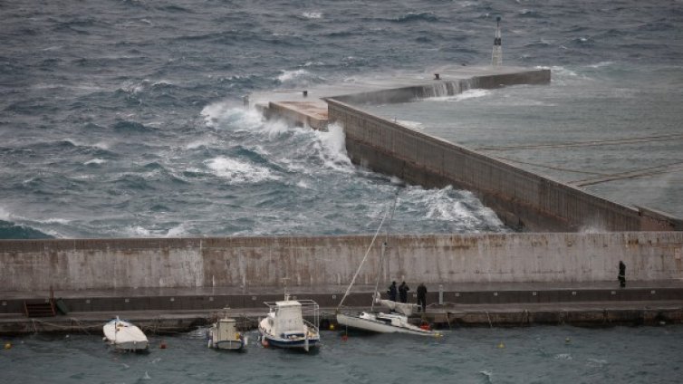 Ураганът "Зорба" спря фериботи за Миконос и Санторини 