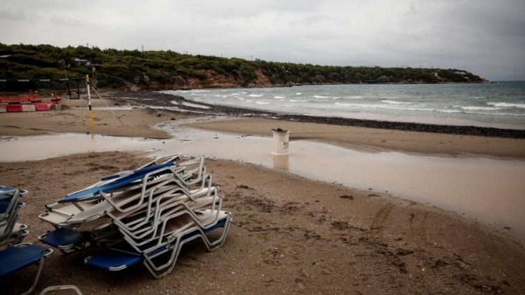 Циклонът, ударил Гърция, идва и у нас! Топло, но пък с валежи