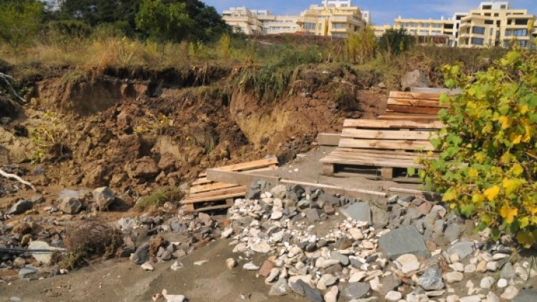 Къщи в бургаския "Сарафово" - на път да се срутят? 