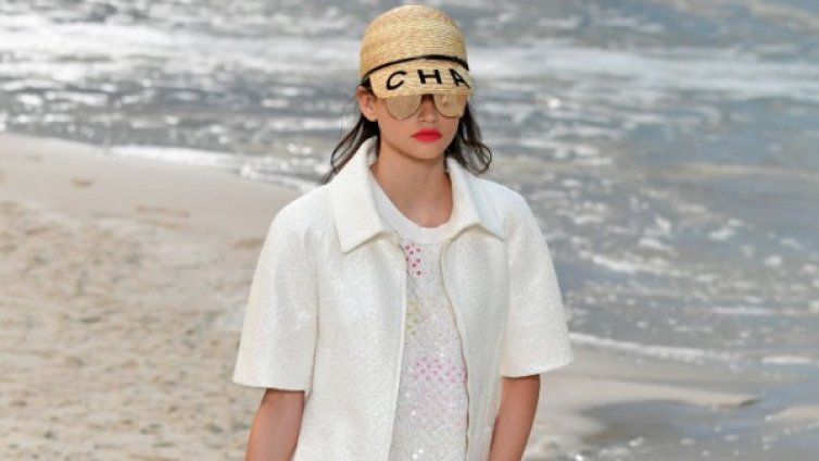 Родна красавица дефилира за Chanel