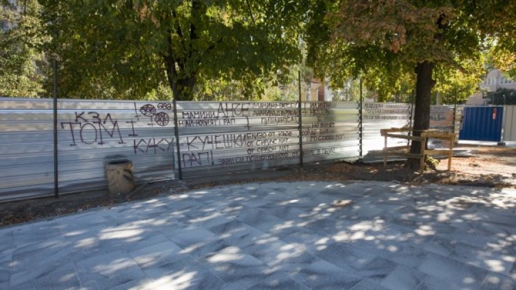 Плочките пред "Седмочисленици": Не мраморни, а... македонски