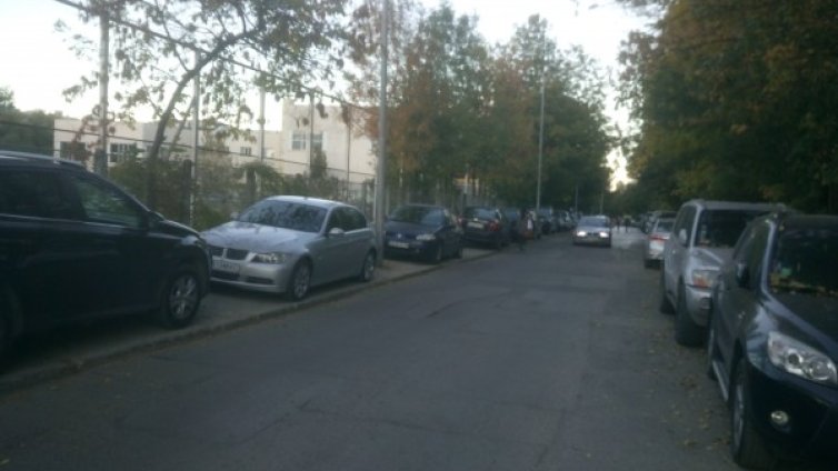 Майки с колички по улиците, по тротоара &ndash; паркирани коли!?