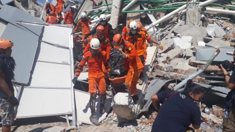 Нов трус в Индонезия отново изкара хората вън от домовете