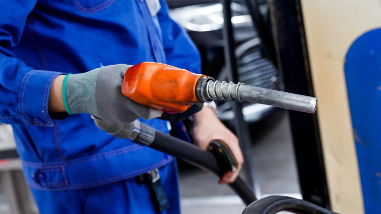 ЕК подкрепя намаляването на акцизите на горивата срещу високите цени