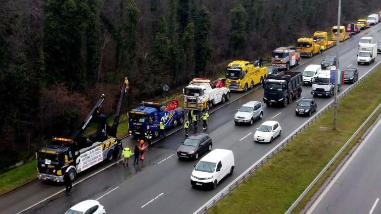 Над 300 автомобила на "Пътна помощ" излизат на протест край Казичене