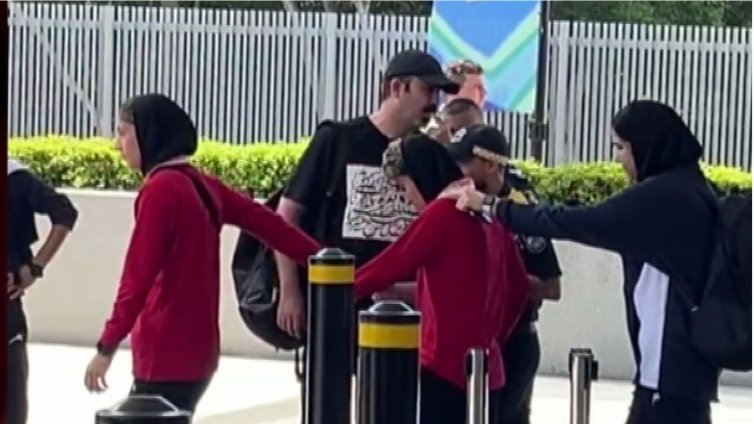 Сълзи, знаци SOS: Драматичното бягство на женския ирански футболен отбор в Австралия ВИДЕО