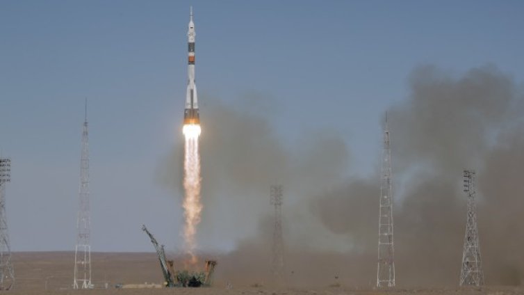 Извадиха екипажа от приземилия се аварийно "Союз"