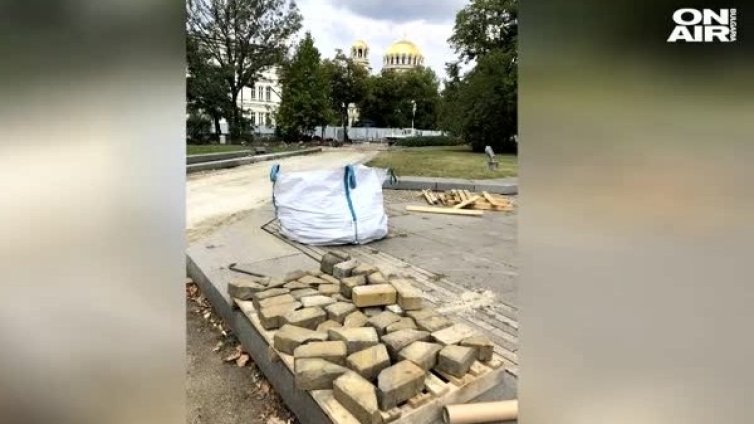 Махат жълтите павета пред СУ &ndash; хлъзгави са!