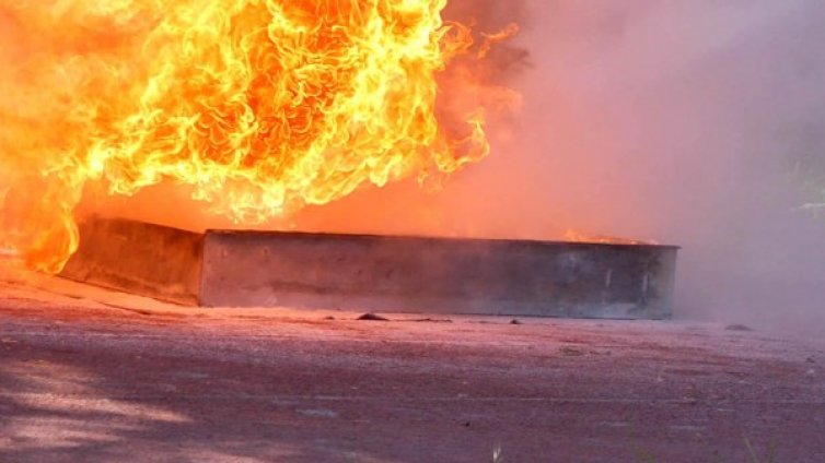 Автобус пламна след удар в камион край Кавала, 11 жертви