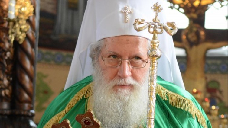 Вместо подарък за патриарха ни: Пари за болничен апарат