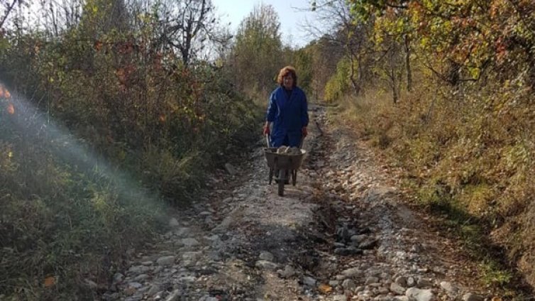 Милиони за пътища ли? Баба мъкне камъни, пълни дупките до дома си 