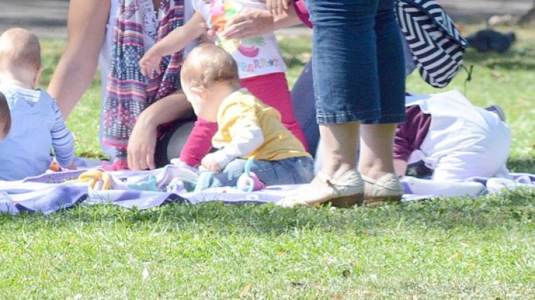 Бизнесът иска: Край на платения отпуск при майчинство!