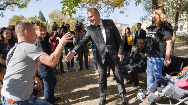 Петков при майките с палатките: Одобрихме закона!