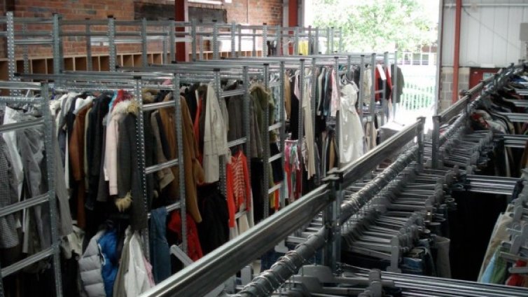 Животът е шарен: Половината българи купуват дрехи втора ръка!