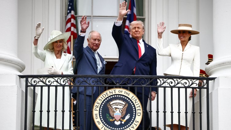 В кадър: Крал Чарлз Трети пристигна в Белия дом за среща с Тръмп