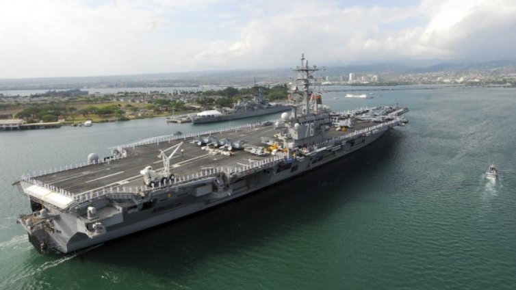 US хеликоптер падна на самолетоносач, има ранени