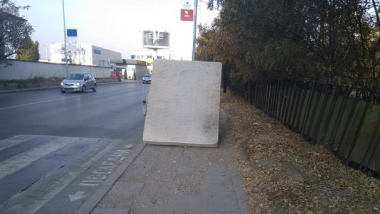 Helpbook: Счупени кофи за боклук, изхвърлен матрак...