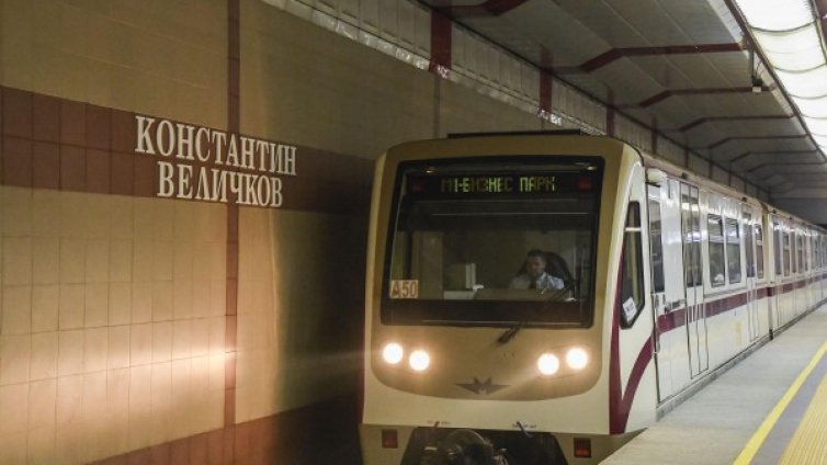 Мъжът, ударен в метрото, в тежко състояние