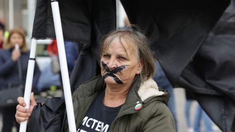 Майки с тиксо на уста и под прозорците на властта: Оставка!