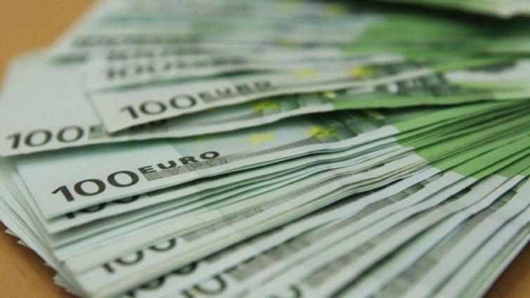ЕК плащала 8 г. заплати на двама с дипломи менте