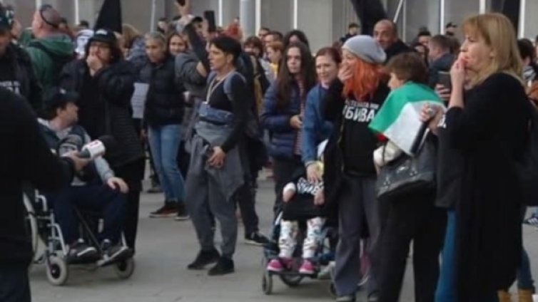 Ден трети: Майки на протест пред МС с оставка!