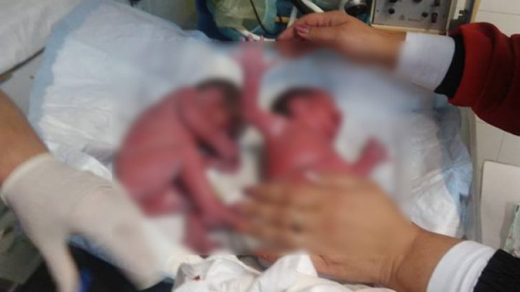 Неочаквано двойно щастие: Фелдшер изроди близначета в линейка!