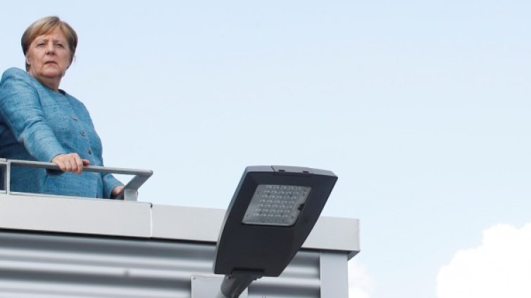 Меркел сдава поста си в ХДС... Но остава канцлер?