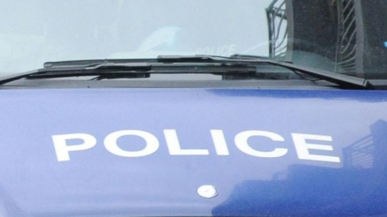 Трима нахлуха в склад за дърва: Със сопи по работници!