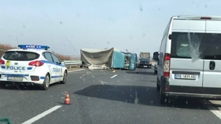 ТИР се обърна на "Тракия", затапи пътя към морето