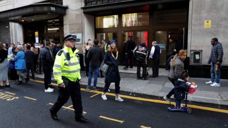 Двама намушкани в централата на "Сони Мюзик" в Лондон