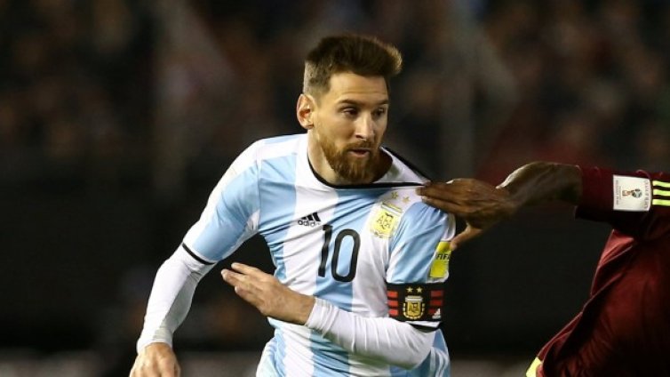 Прокурор погна Меси и баща му за пране на пари