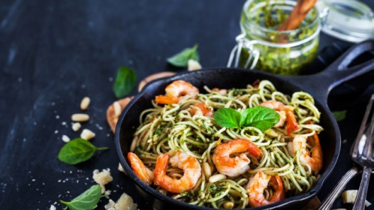 Рецептата Dnes: Паста с песто от босилек и скариди 
