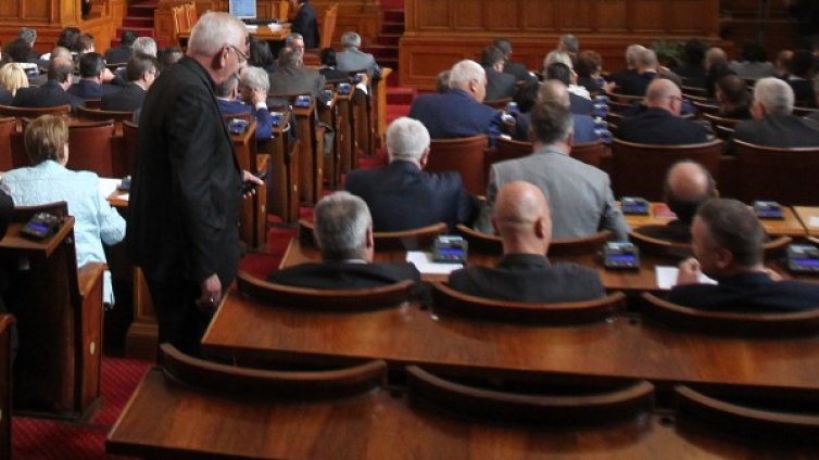 На гърба на насъщния... Власт и опозиция в нова схватка за ДДС-то