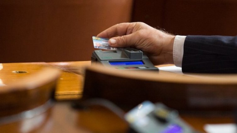 Чувствителни депутатски пръсти... И бъг в пултовете!