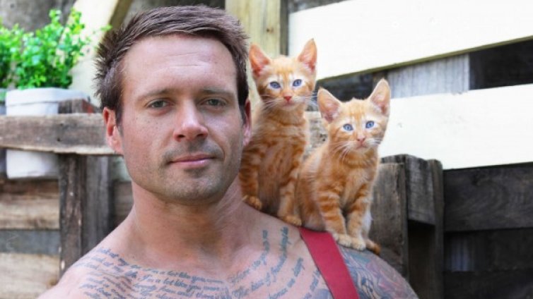 Горещо: Пожарникари гушкат малки котенца