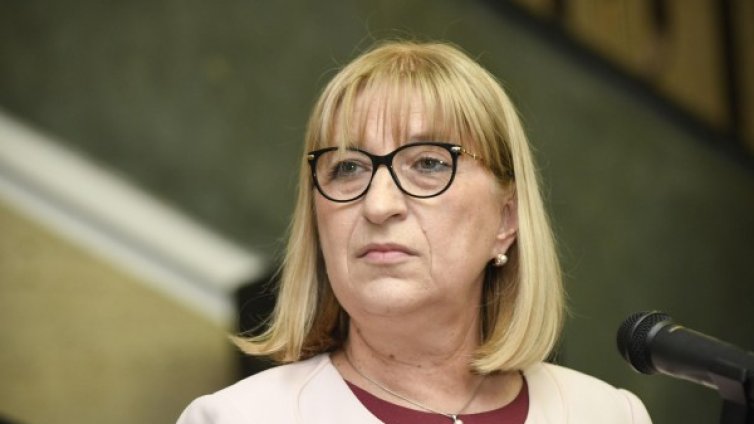 Цачева призна: Бонуси има не само в Агенцията по вписванията