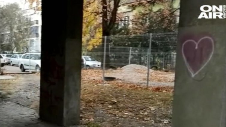 Излъскана "Витошка", а зад нея – абсурди: Огради на пътя, зарязани коли...