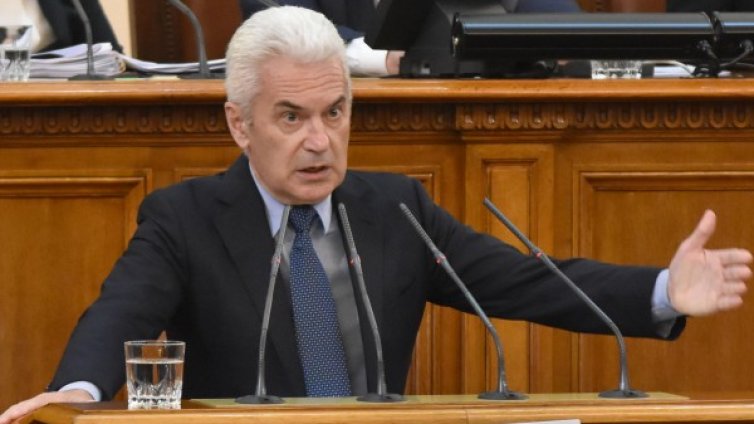 Сидеров с критики към властта, но няма да "предава четата"