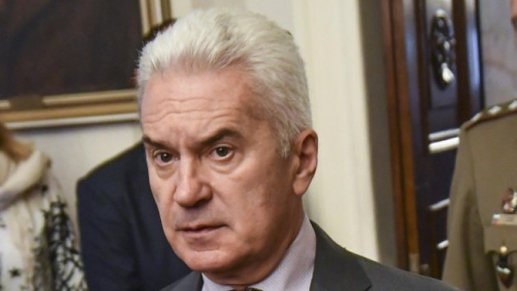 А защо изобщо трябва да има наследник на Симеонов?