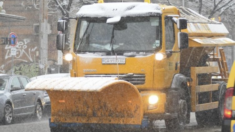 169 снегорина загряват, ще "борят" снега в София