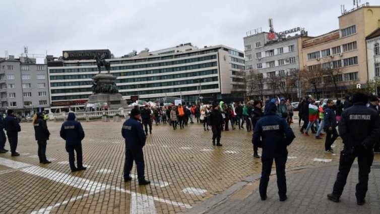 Протестното шествие в София преминава спокойно