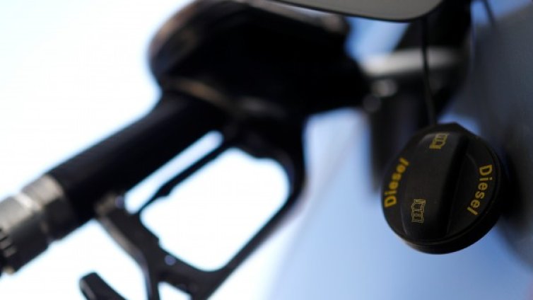 По бензиностанциите тази седмица: Бензинът надолу, дизелът се държи